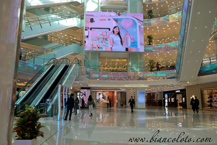 Мега-молл Xindong’an Plaza. Улица Ванфуцзин 