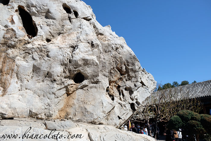 Огромный камень. Летний императорский дворец Ихэюань 