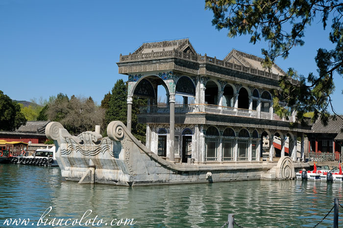 Мраморная ладья. Летний императорский дворец Ихэюань 