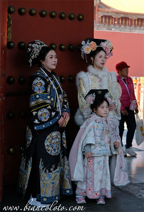 Девушки в исторических одеждах