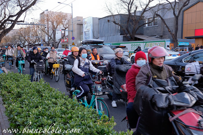 Обилие велосипедов и мопедов в Пекине