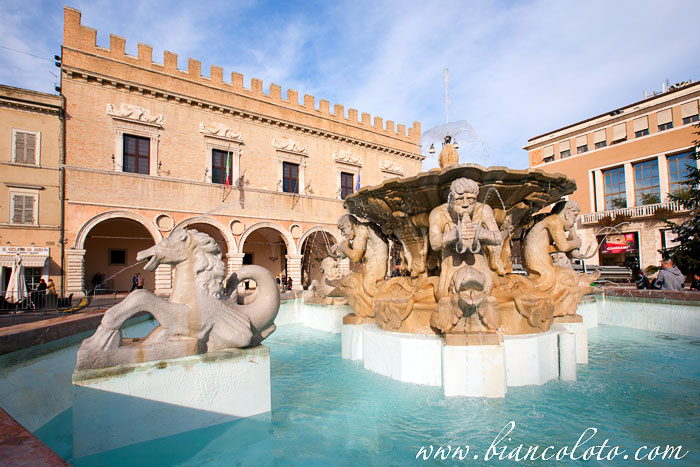 Piazza del Popolo. Пезаро