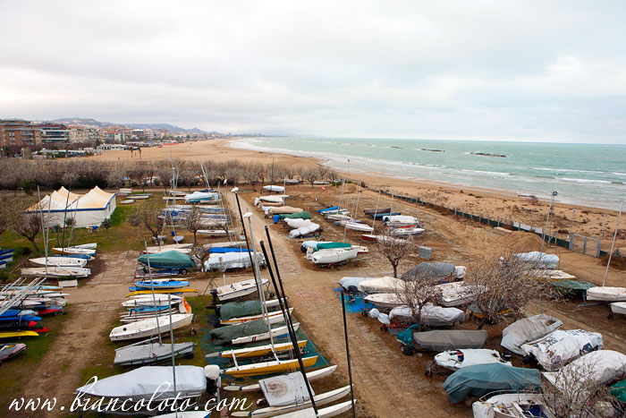 Вид с моста на берег. Пескара (Pescara)