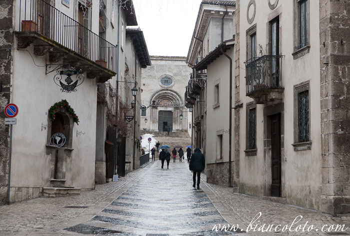 Церковь Санта Мария-дель-Колле в конце улицы