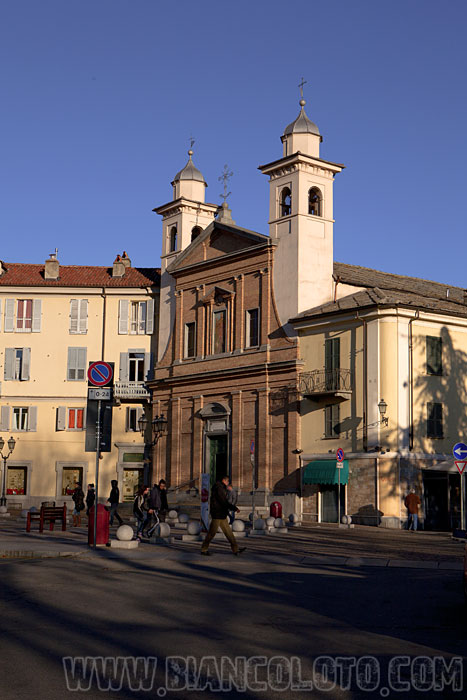 Церковь Сан Рокко на площади Луиджи Факта (piazza Luigi Facta).  Пинероло