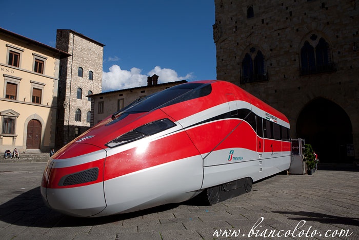 Поезд Красная стрела у Городского дворца Пистойя. Тоскана. Италия