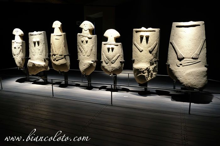 Стелы в замке Пьяньяро.