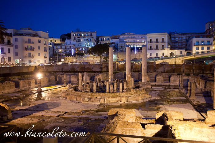 Храм Серапида ночью. Поццуоли