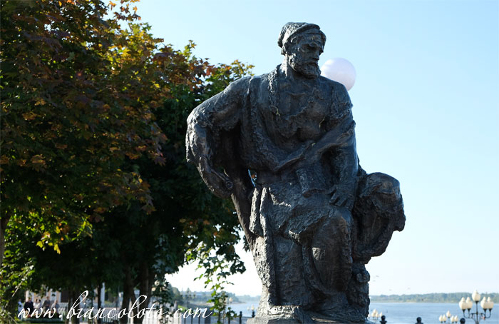 Памятник Бурлаку