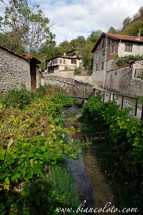 Дома рядом с мечетью Лютфийе Качак 