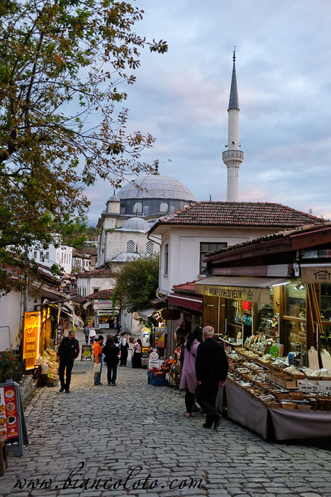 Улица с лавками рядом с мечетью Иззета Мехмет-паши