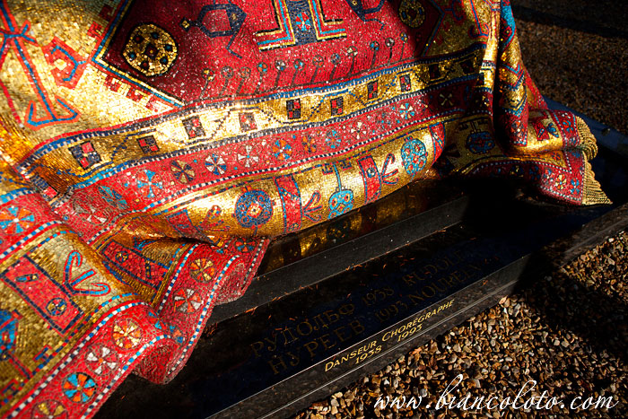 Могила Рудольфа Нуреева. Кладбище Сен-Женевьев-де-Буа.