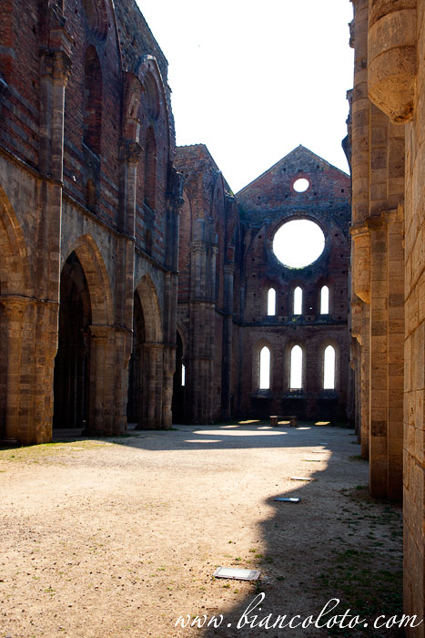 Аббатство Сан Гальгано. Тоскана. Италия