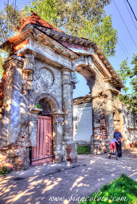 Серпухов, вход в Распятский монастырь