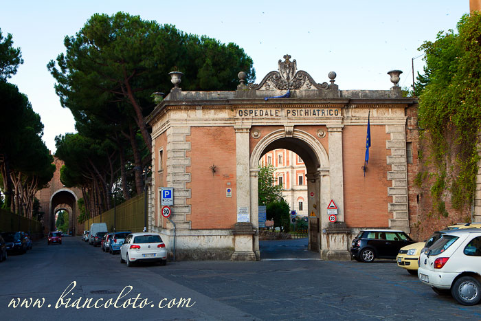 Бывшая психиатрическая больница и Римские ворота