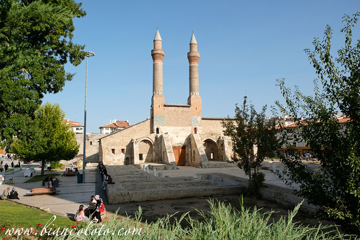Медресе с двумя минаретами. Сивас