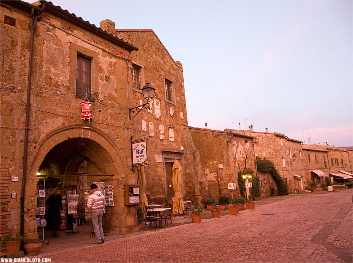 Сована, Палаццо Весковиле