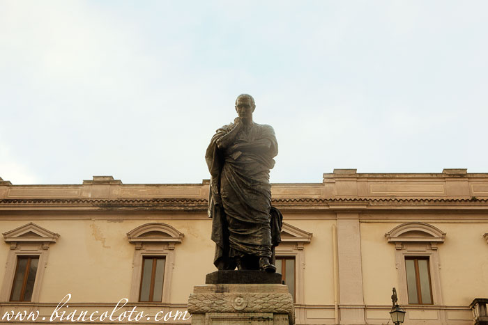 Статуя Овидия. Сульмона