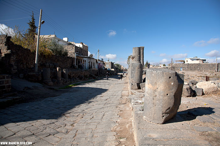 До сих пор обитаемая улица. Босра. Сирия.