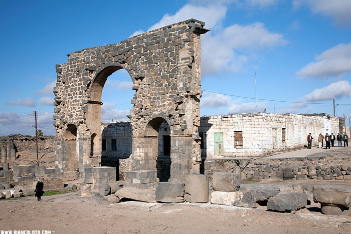 Триумфальная арка. Босра. Сирия.