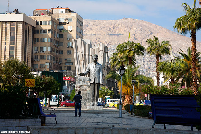 Памятник президента  Хафезу Асаду. Дамаск. Сирия.