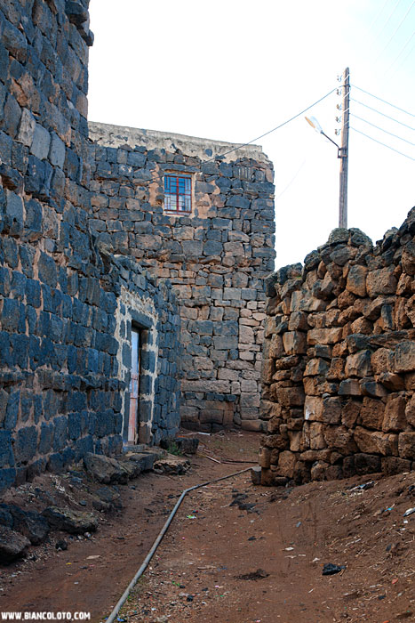 Дома из черного базальта. Эзраа. Сирия.