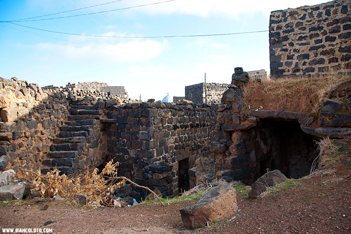 Дома из черного базальта. Эзраа. Сирия.