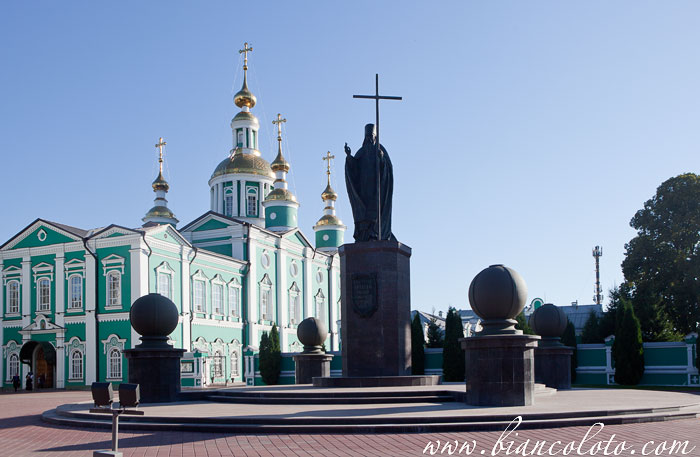Спасо-Преображенский собор и памятник Святителю Питириму Тамбовскому. Тамбов