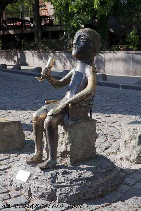 Скульптура тамады с рогом