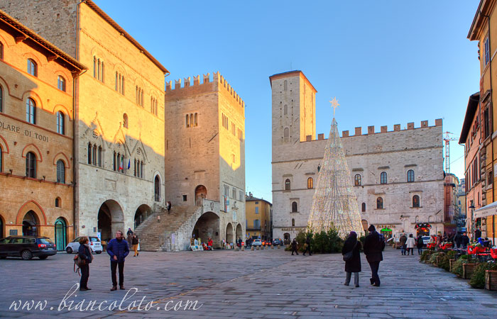 Дворец Приоров и piazza del Popolo. Тоди
