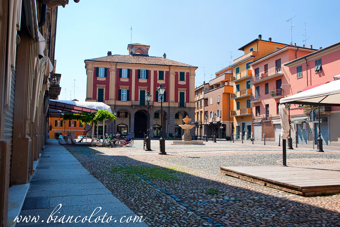 Площадь Маласпина. Тортона