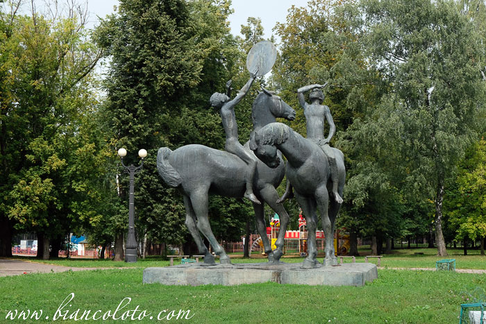 Скульптура Шата и Дона в Новомосковске
