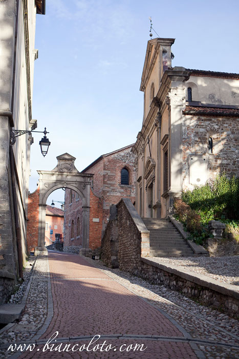 церковь Санта-Мария-ди-Кастелло  и арка Гримани. Удине (Udine)