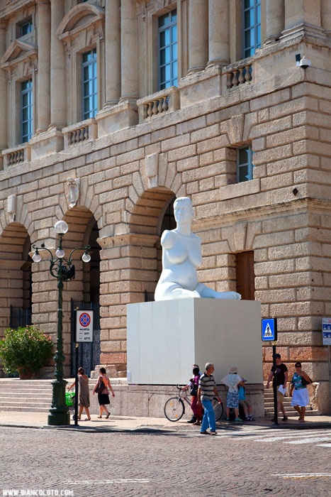 Скульптура беременной женщины-инвалида. Верона
