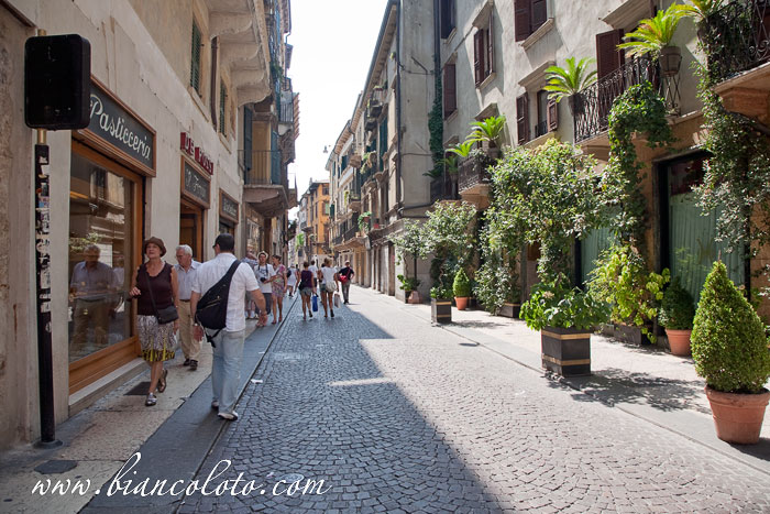 Corso Porta Borsari. Верона