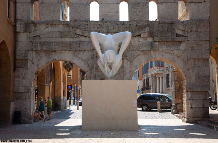 Ворота Борсади и статуя Кейт Мосс. Верона