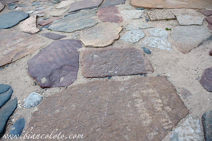 Мостовая из надгробных плит