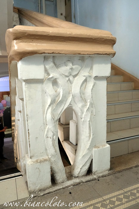 Подъезд дома с совой. Воронеж