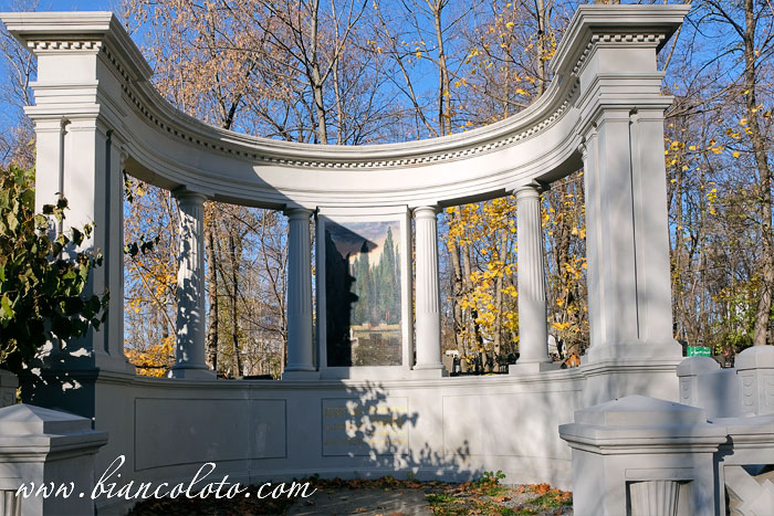 Могила Георга Лиона и Александры Рожновой