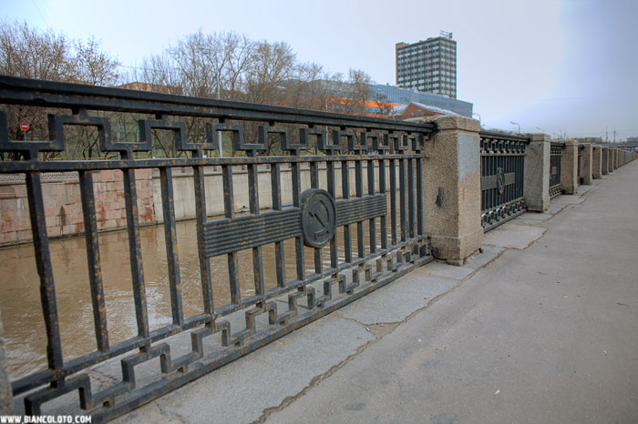 Решетка на Яузе